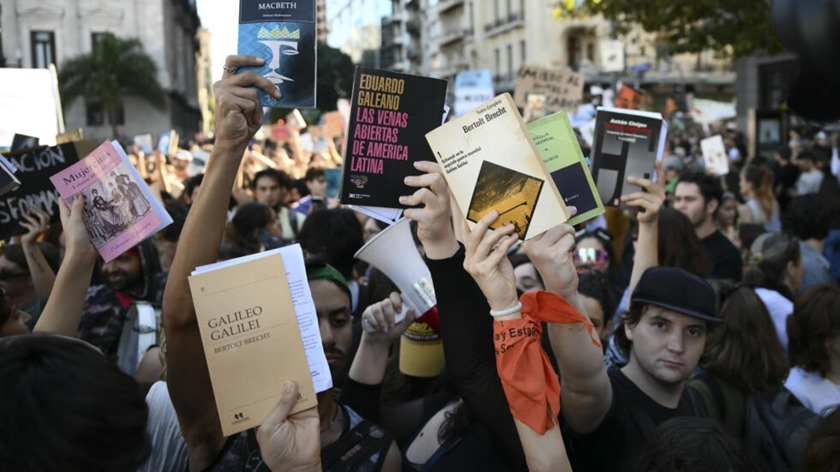 800 тысяч студентов и преподавателей митингуют в Буэнос-Айресе