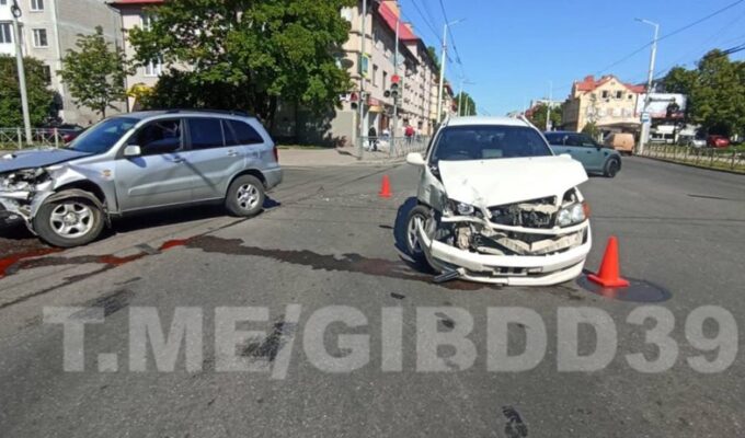 На улице Горького в Калининграде столкнулись две «Тойоты»