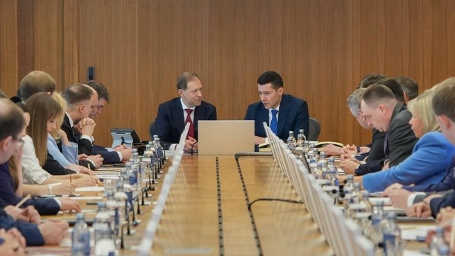 Мантуров представил коллективу Минпромторга нового министра — Антона Алиханова