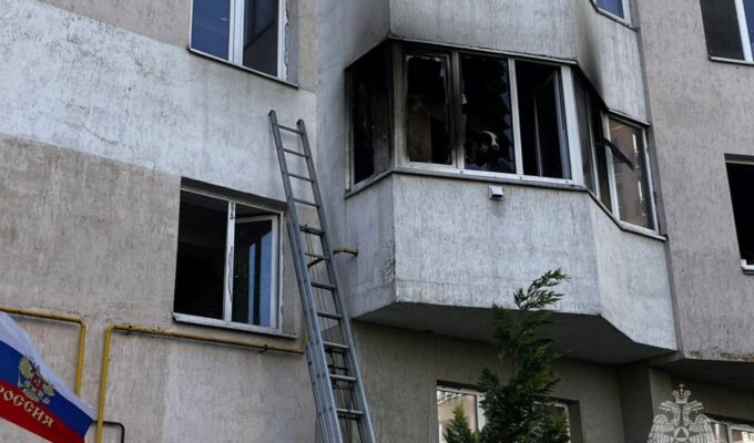 В Калининграде тушили квартиру с загоревшимся холодильником