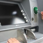 Безработная калининградка украла деньги из банкомата и гульнула на них