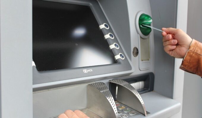 Безработная калининградка украла деньги из банкомата и гульнула на них