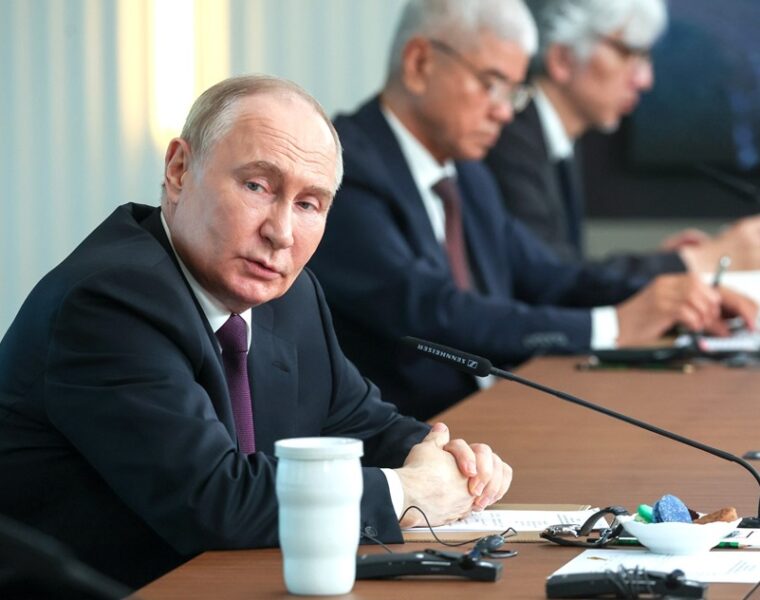Путин: Россия не машет ядерной дубинкой