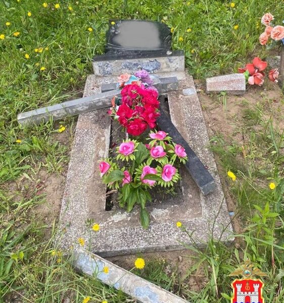 Молодой калининградец отправился на кладбище за конфетами, а не найдя их – разбил могилу