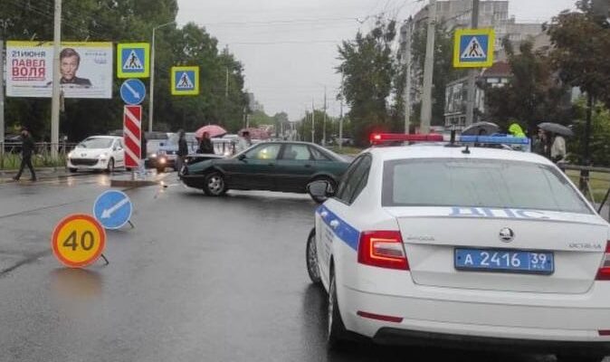 «Ауди» протаранила «Мазду» при развороте на перекрёстке в Калининграде