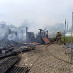 Огонь уничтожил огромную хозпостройку и микроавтобус в Яблоневке