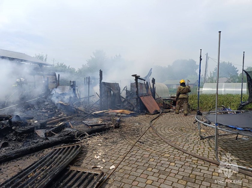 Огонь уничтожил огромную хозпостройку и микроавтобус в Яблоневке