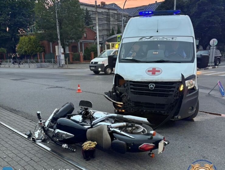 В Калининграде столкнулись автомобиль скорой медицинской помощи и мотоцикл