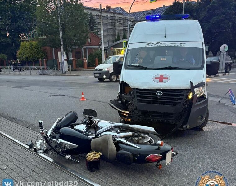 В Калининграде столкнулись автомобиль скорой медицинской помощи и мотоцикл