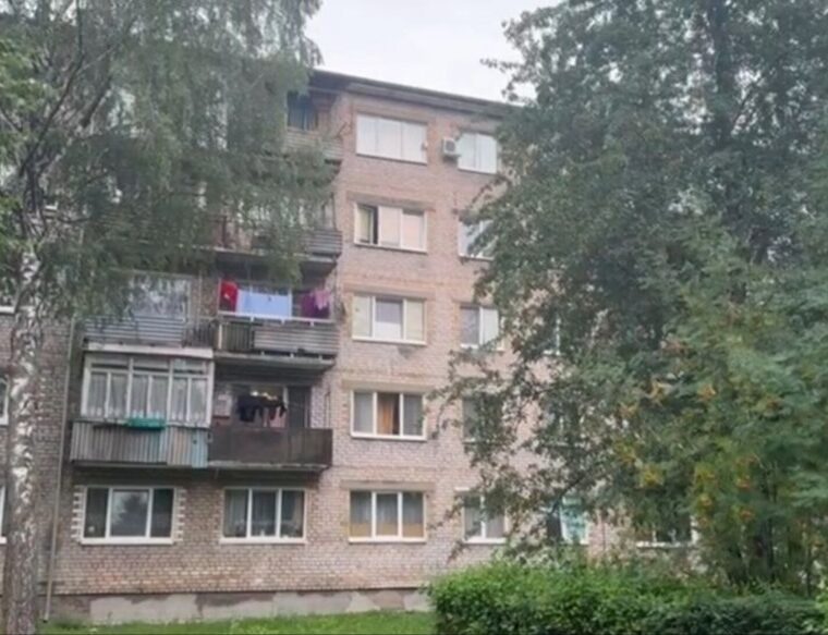 Полуторагодовалая девочка выпала из окна пятиэтажного дома в поселке Знаменске