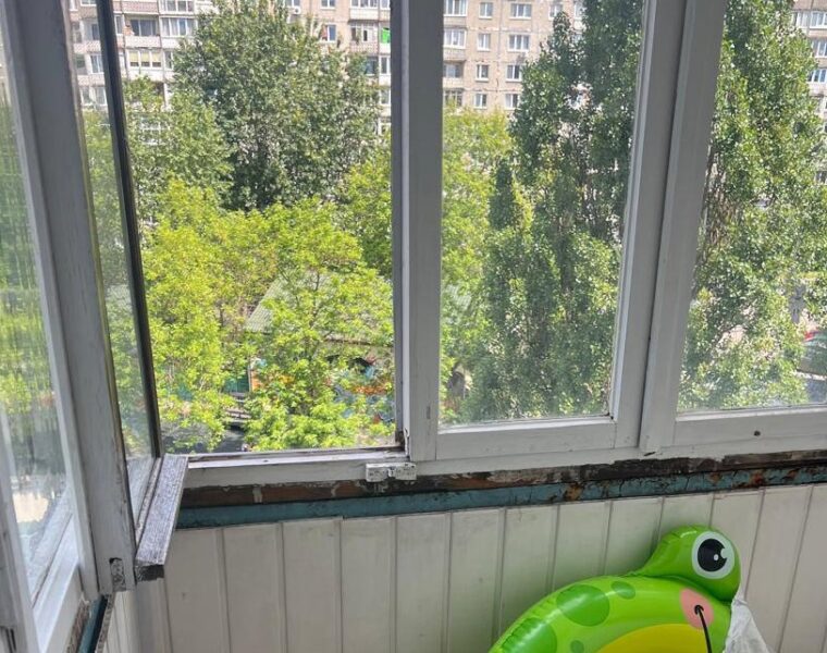 В Калининграде ребенок выпал из окна квартиры на шестом этаже