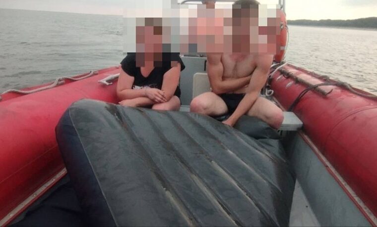 У Мечниково спасли пару отдыхающих – их на матрасе унесло в море
