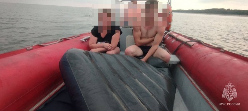 У Мечниково спасли пару отдыхающих – их на матрасе унесло в море