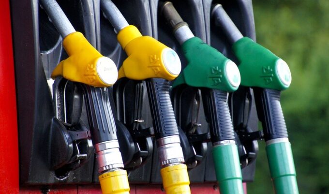 Калининградские автомобилисты переплачивают 2,5 рубля за каждый литр бензина