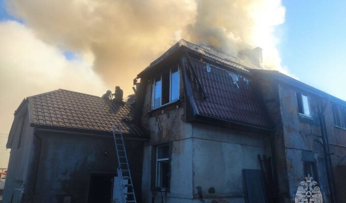 В Гурьевске потушили крупный пожар в жилом доме