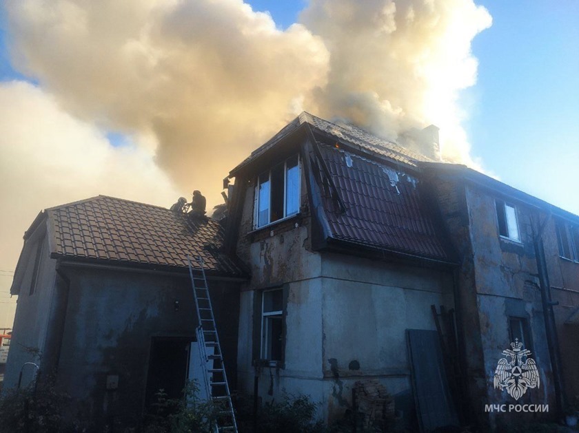 В Гурьевске потушили крупный пожар в жилом доме