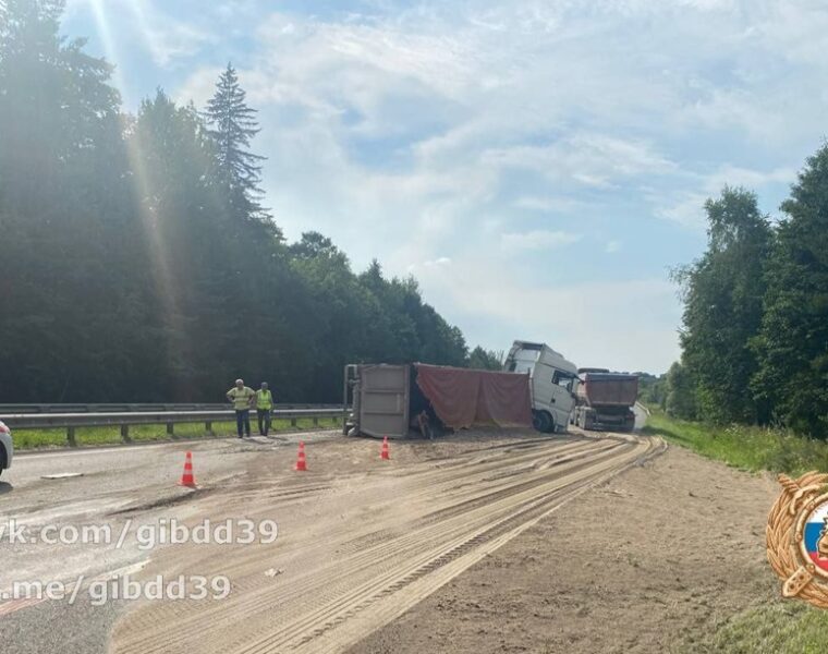 Песковоз опрокинулся на дороге под Калининградом