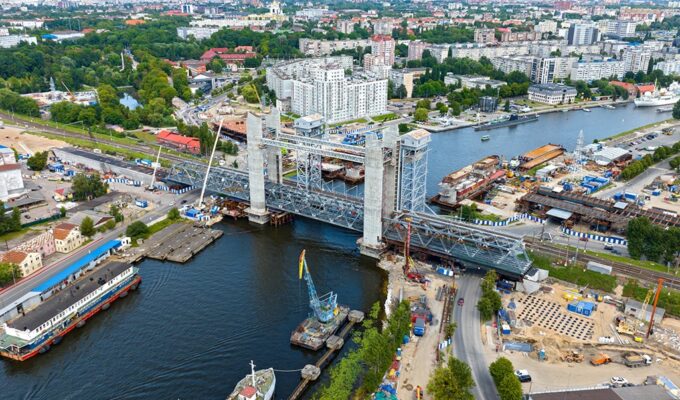 В Калининграде смонтировали пролетные строения на железнодорожном мосту