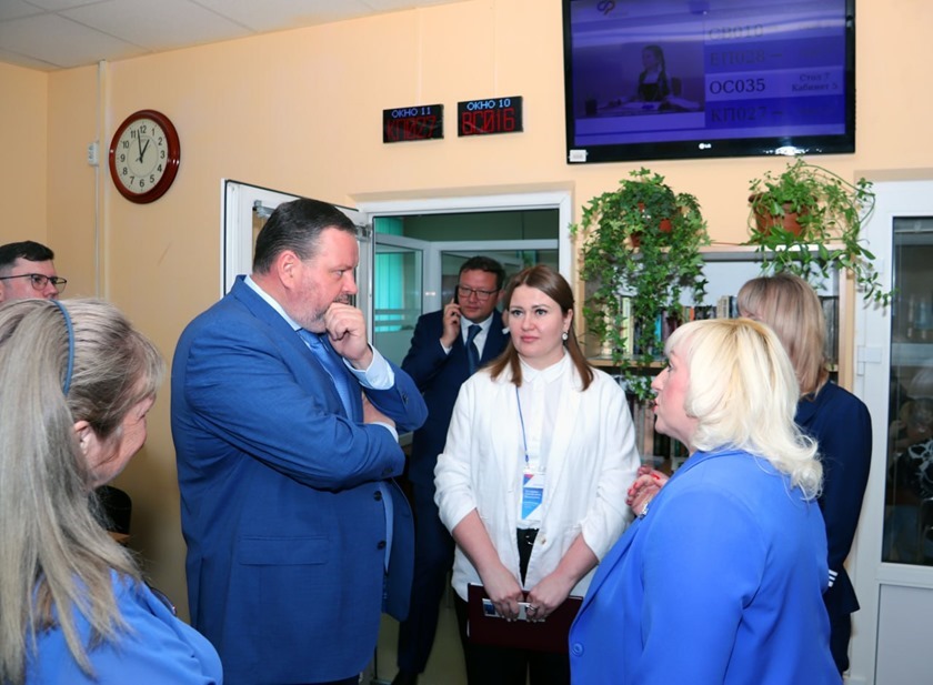 Окно одно, а судеб много: Антон Котяков посетил крупнейшую клиентскую службу СФР в Калининграде