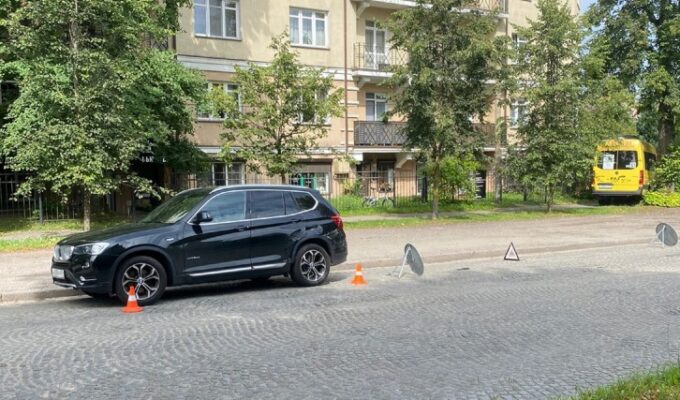 В Калининграде водитель микроавтобуса из-за недомогания врезался в «БМВ» и съехал с дороги