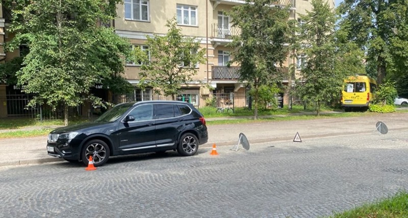 В Калининграде водитель микроавтобуса из-за недомогания врезался в «БМВ» и съехал с дороги