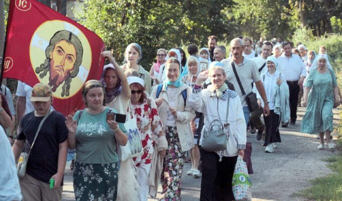 Более 1000 человек приняли участие в Успенском крестном ходе Калининградской митрополии