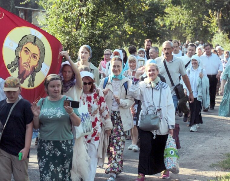 Более 1000 человек приняли участие в Успенском крестном ходе Калининградской митрополии