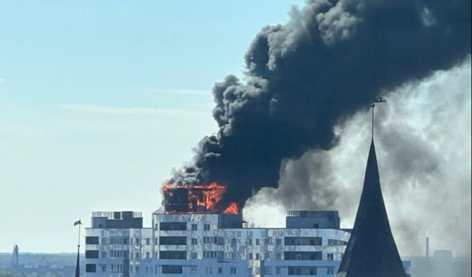 В центре Калининграда полыхает многоэтажка