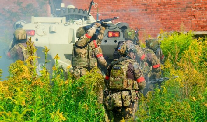 В Калининграде ОМОН «Град» Росгвардии провёл занятия по задержанию вооружённых преступников