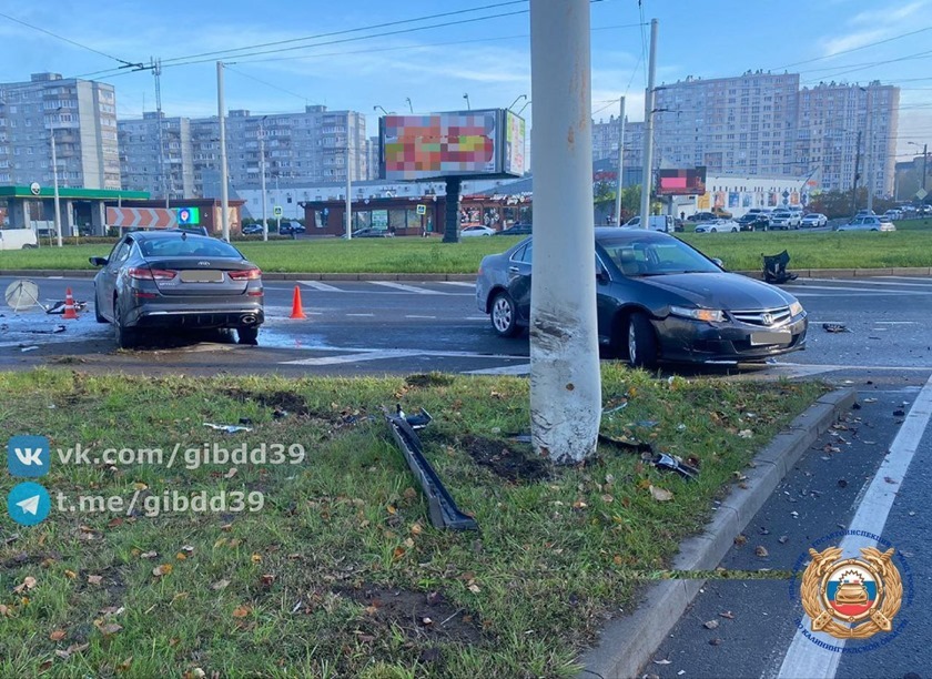 ДТП в Калининграде: «Киа» влетела в световую опору и «Хонду» 