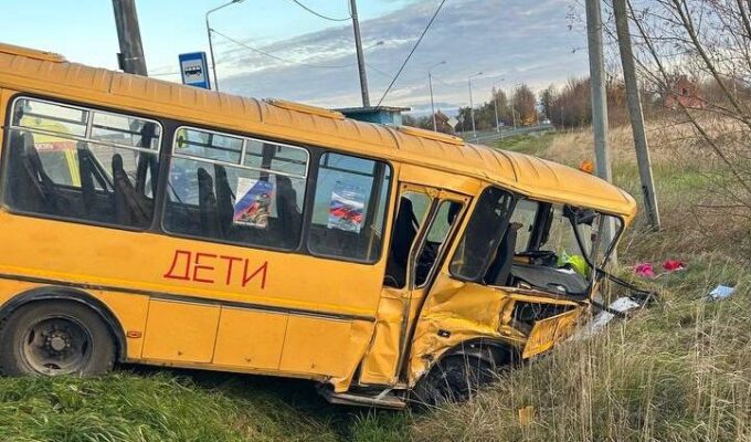 5 человек пострадали в результате столкновения школьного автобуса и микроавтобуса