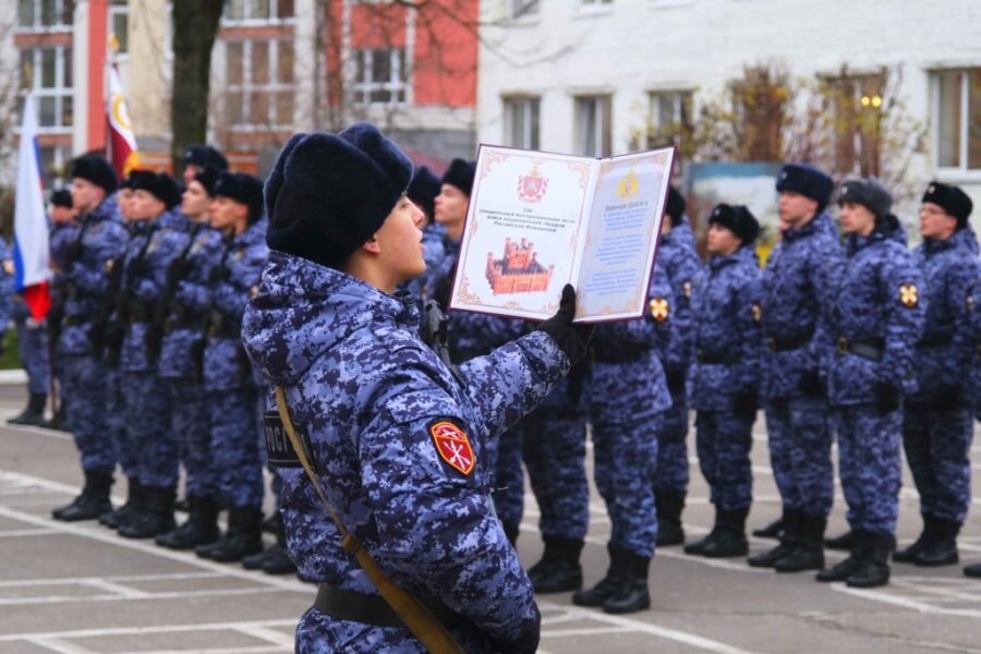 Три десятка новобранцев Росгвардии дали клятву на верность Родине