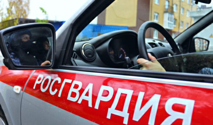 В Калининграде мужчина жестоко избил спутницу на глазах прохожих (видео)