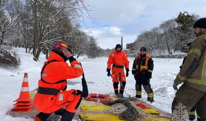 В Калининграде учились спасать людей на воде зимой