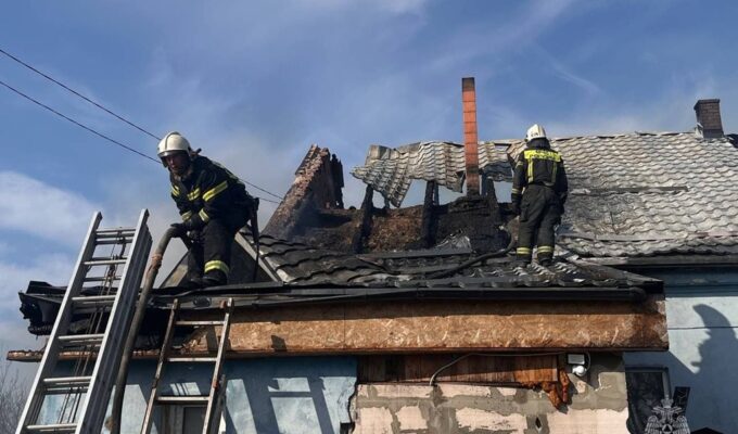 В Гурьевском округе пожарные спасли 95-летнюю женщину при пожаре