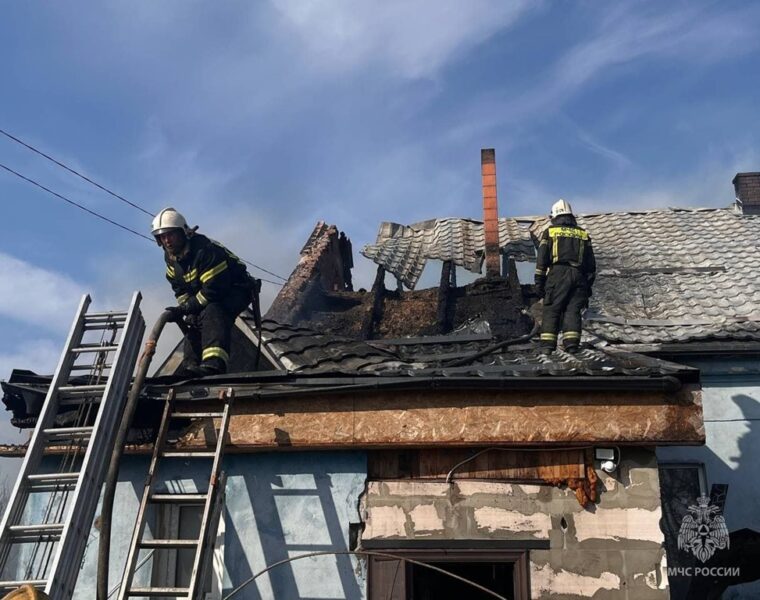 В Гурьевском округе пожарные спасли 95-летнюю женщину при пожаре