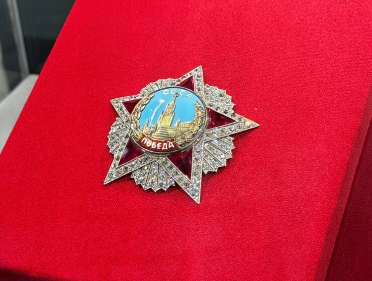 РБК: На стенде «Уралхима» на ПМЭФ экспонируется подлинный орден «Победа» РБК: На стенде «Уралхима» на ПМЭФ экспонируется подлинный орден «Победа»