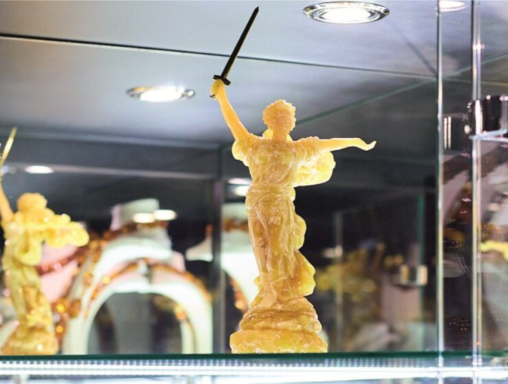 Мастера янтарного дела воссоздали символы Победы из драгоценного камня