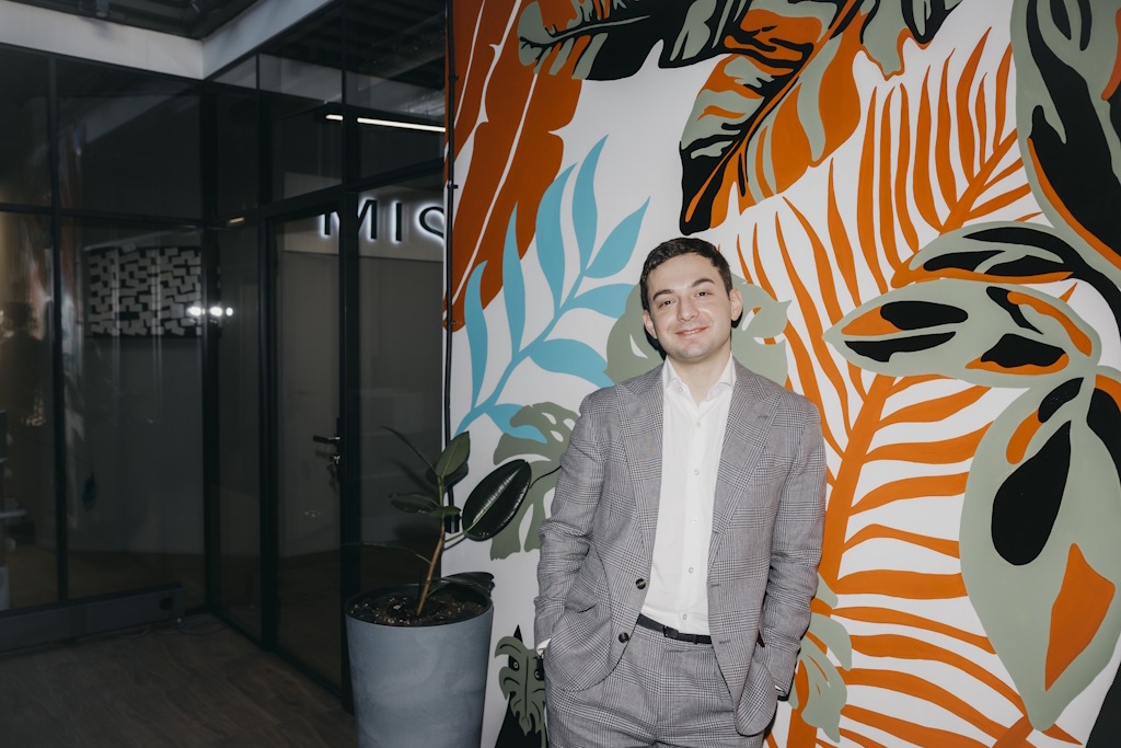 Подстраиваться или строить своё