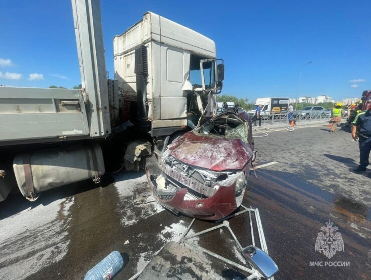 В Калининграде грузовик смял автомобили В Калининграде грузовик смял автомобили
