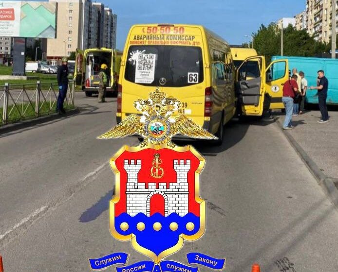 Две маршрутки столкнулись на окраине Калининграда Две маршрутки столкнулись на окраине Калининграда