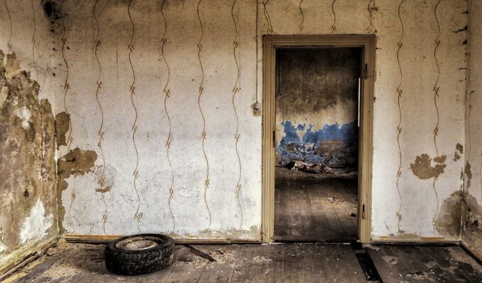 Многодетная семья в Калининградской области получила непригодное жильё