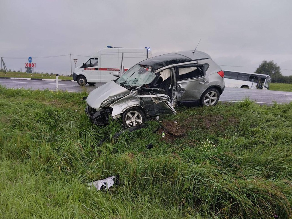 Выясняются обстоятельства ДТП автомобиля и автобуса Выясняются обстоятельства ДТП автомобиля и автобуса