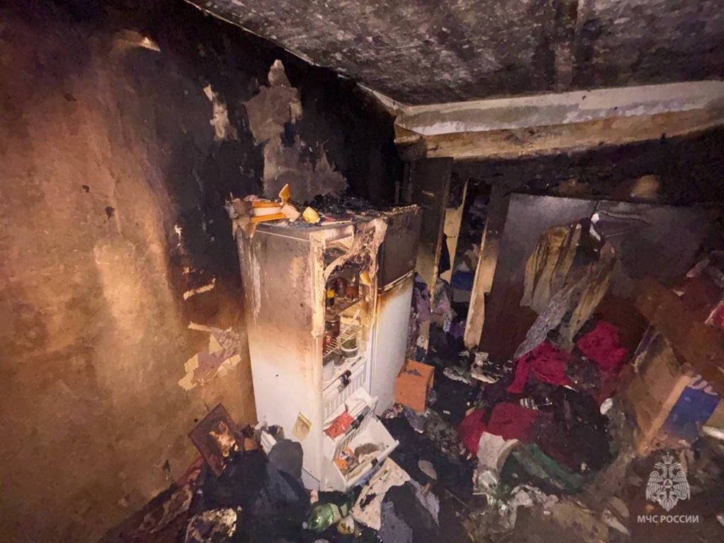 Пожарные вытащили человека из огня в Черняховске