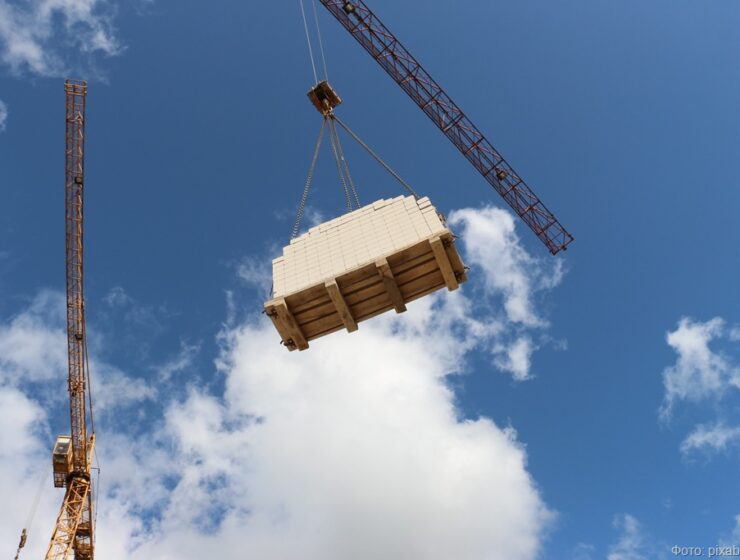 Приставы взыскали с застройщика 4,9 млн рублей за дефекты школы