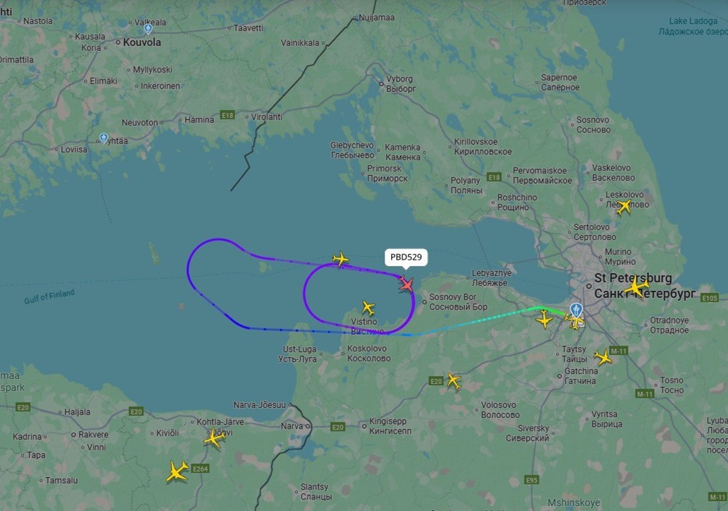 Грозовой фронт заставил два рейса совершить незапланированную посадку в «Пулково» Грозовой фронт заставил два рейса совершить незапланированную посадку в «Пулково»