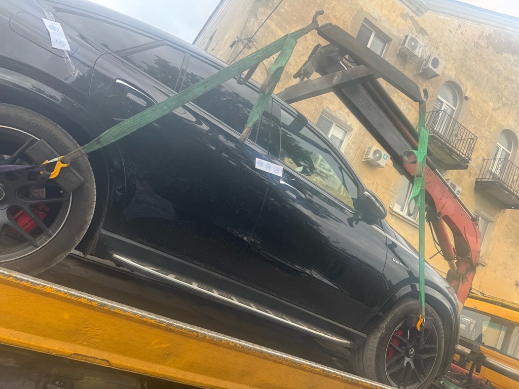 Приставы поймали должника на роскошном «Мерседесе»: история о долгах и возмездии