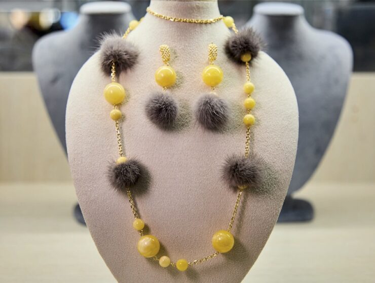 Янтарный комбинат представил эксклюзивную коллекцию украшений с мехом норки «Тепло Балтики»