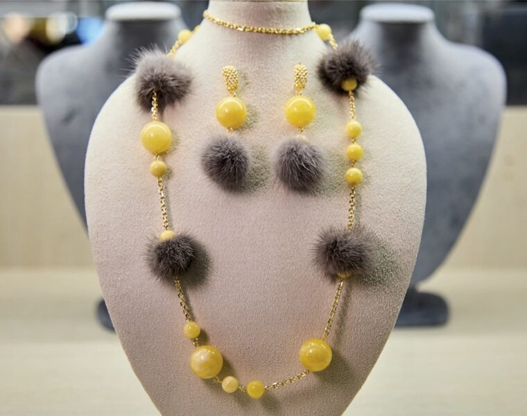 Янтарный комбинат представил эксклюзивную коллекцию украшений с мехом норки «Тепло Балтики»