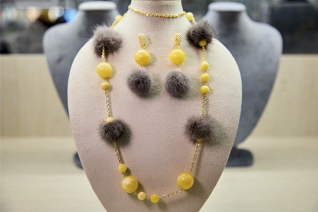 Янтарный комбинат представил эксклюзивную коллекцию украшений с мехом норки «Тепло Балтики»